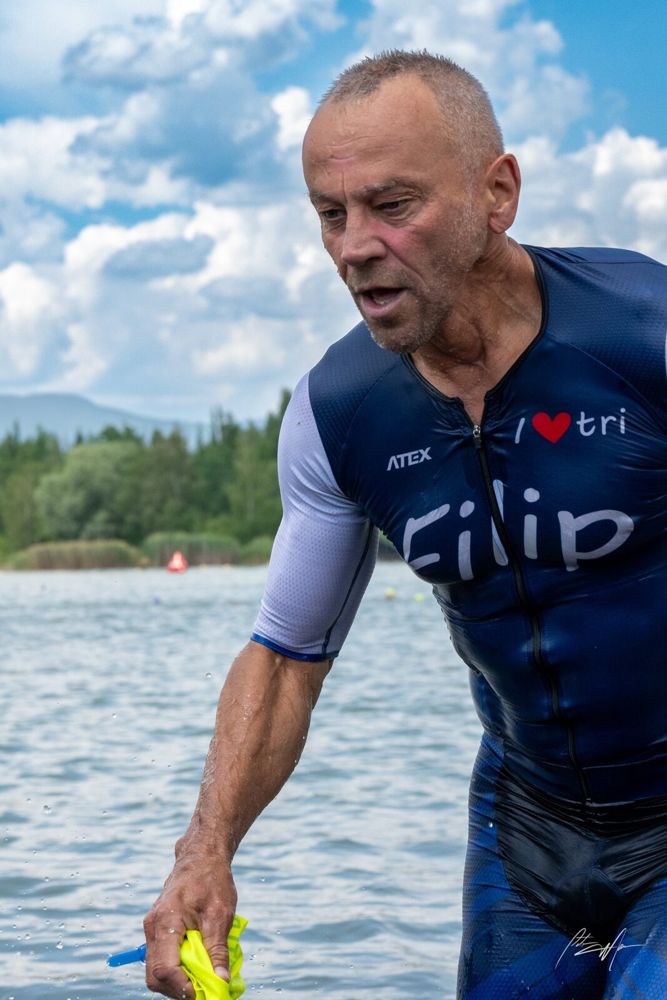 Filip vybíhá z vody, Krušnoman Cross Triatlon 2026